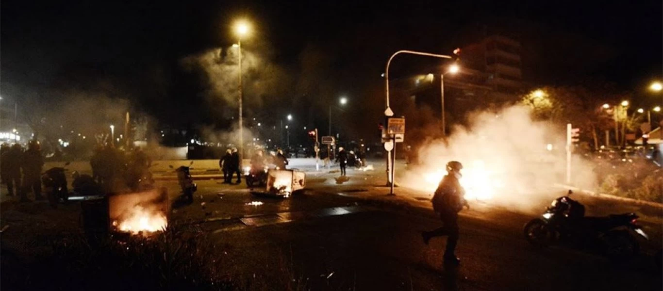  Τέσσερις οι τραυματίες αστυνομικοί από τα επεισόδια στη Νέα Σμύρνη: Τι ανακοίνωσε η ΕΛ.ΑΣ